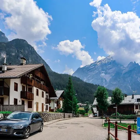 Dolomites Stunning View & Garden Apartament